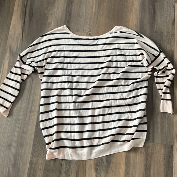 Victoria’s Secret light weight relaxed top.  Can wear it casual or dress it up - Picture 4 of 6